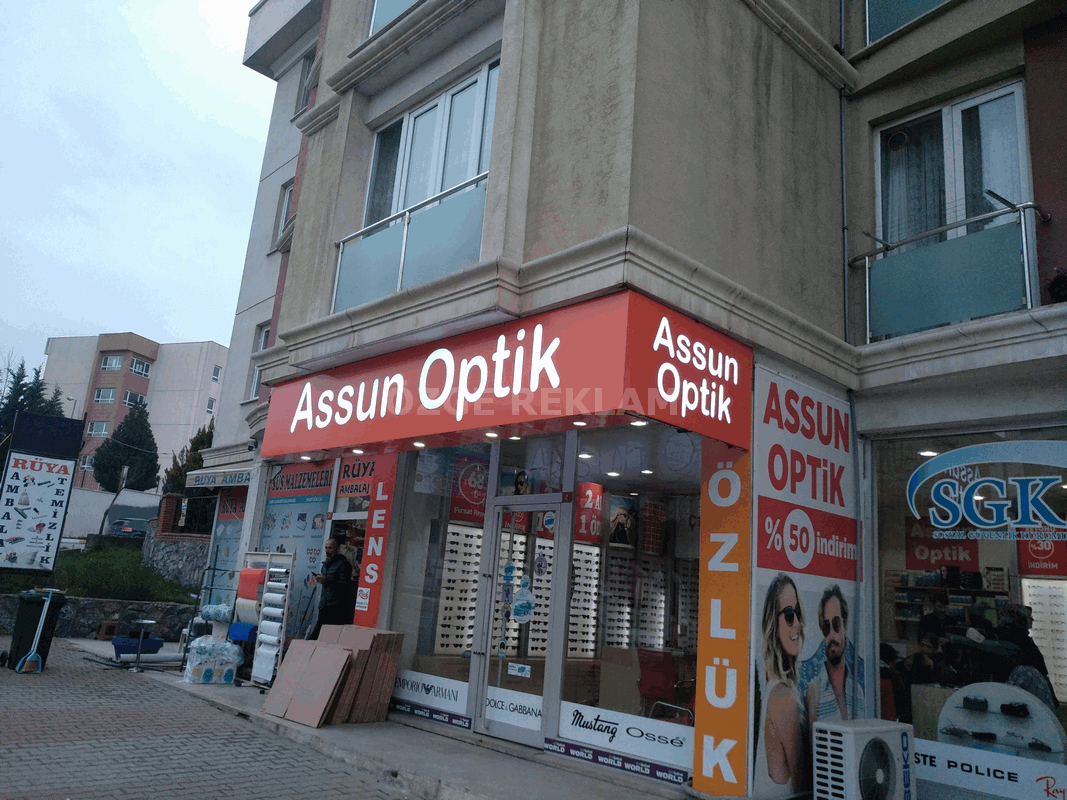 ozge reklam assun optik reklam tabela